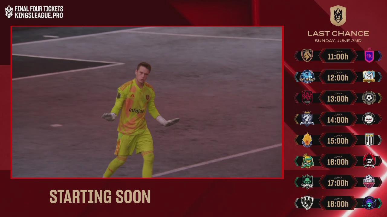 キングスリーグの決勝トーナメントの抽選会見る男